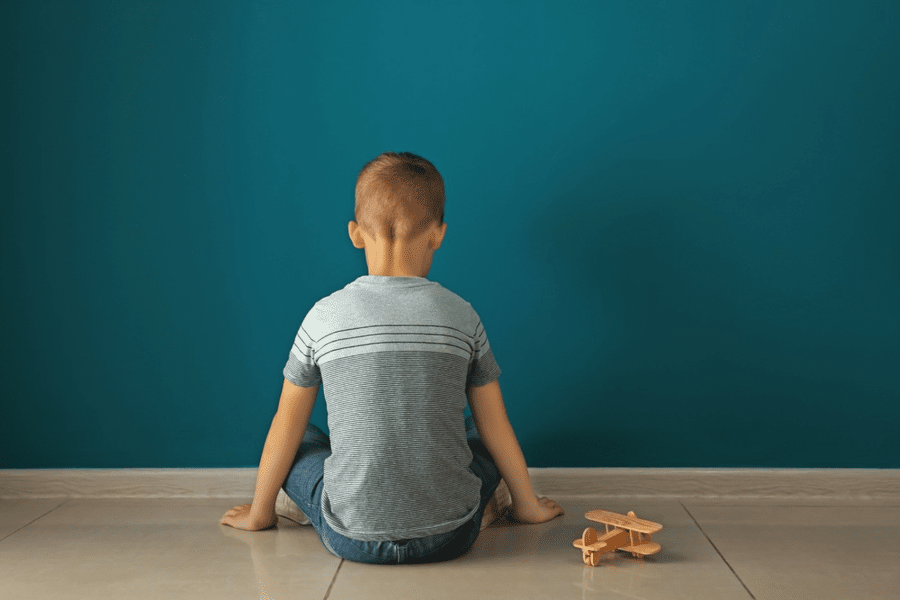 Copil cu autism jignit de învățătoare, la Bacău. Dăscălița, absolventă de Psihologie, l-a numit „handicapat“