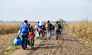 imigranti granita serbia croatia europa foto shutterstock