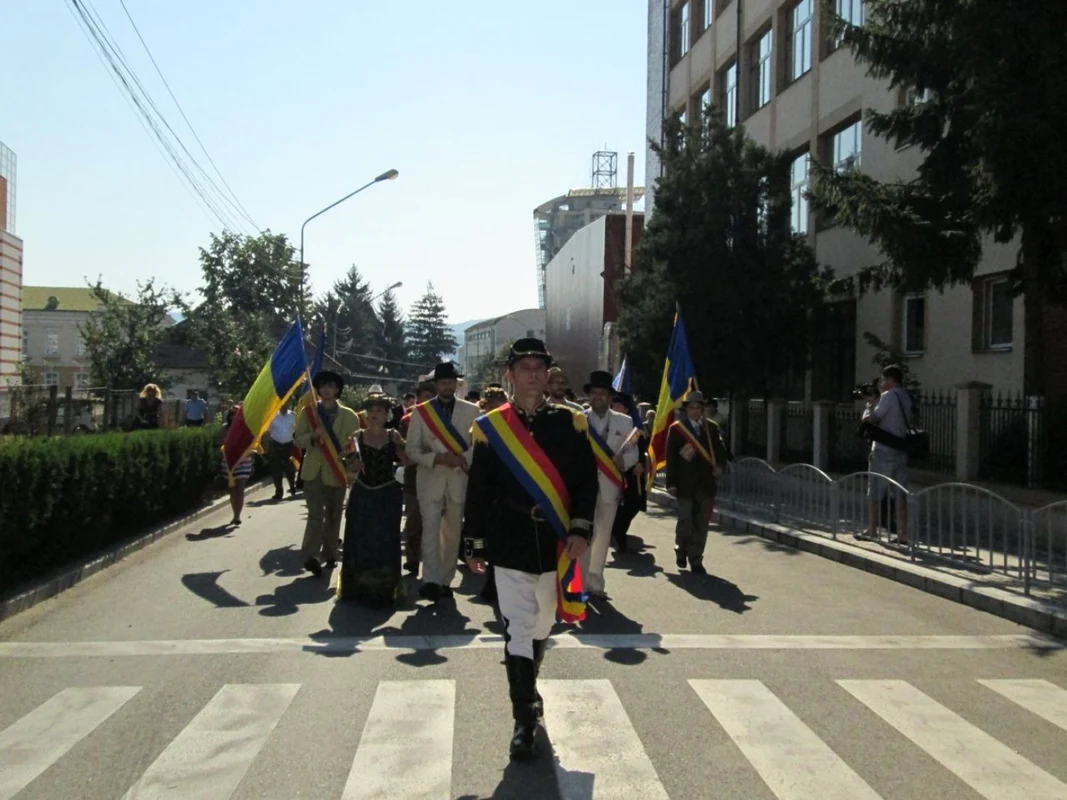 Râmnicenii au ieşit în stradă pentru a sărbători Ziua Imnului Naţional. “Revoluţionarii” de la 1848 au defilat prin centrul oraşului Râmnicu Vâlcea.