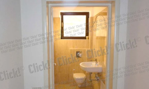 Pe faţada blocului  tronează mai multe  afişe de vânzare  şi închiriere a  apartamentelor jpeg