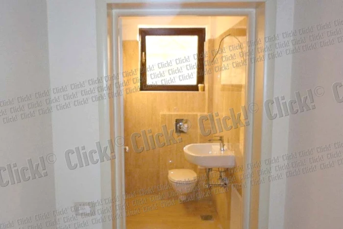 Pe faţada blocului tronează mai multe afişe de vânzare şi închiriere a apartamentelor