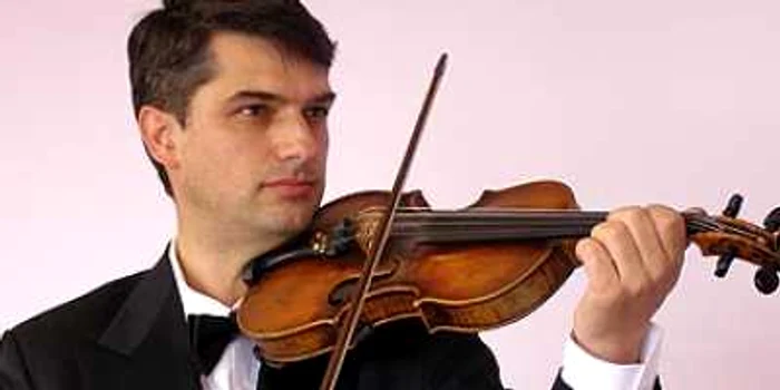 Bistriţa : Românul care cântă în orchestra YouTube vine la Bistriţa