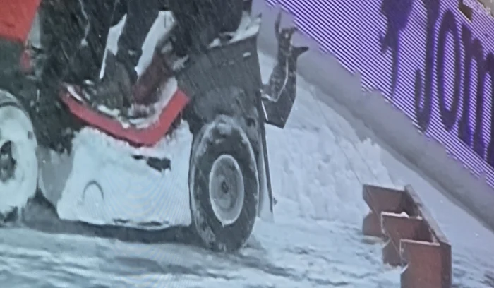 Organizatorii de la Buzău, invetivi în a curăța terenul de ninsoare (FOTO: Captură TV, DigiSport)