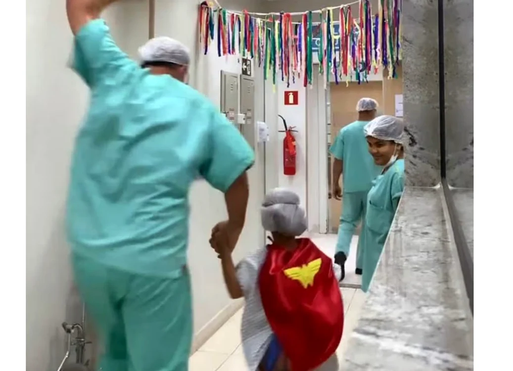 Medicul îmbracă micuții în supereroi FOTO: Captura video 