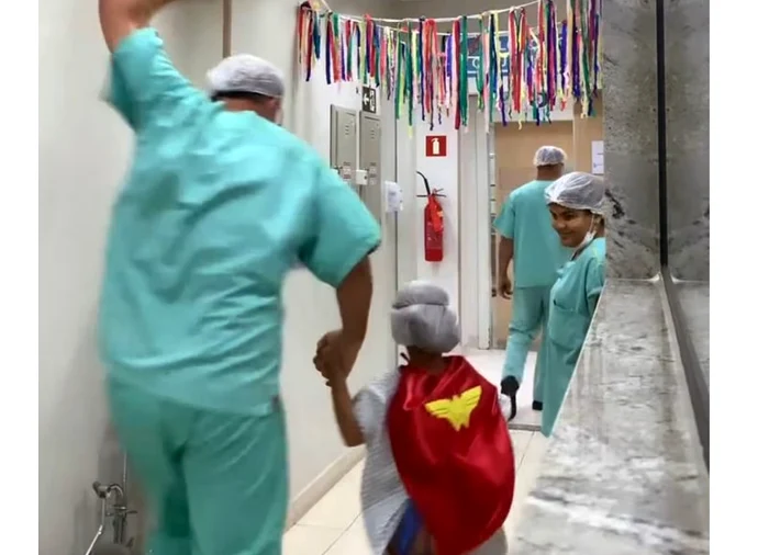 Medicul îmbracă micuții în supereroi FOTO: Captura video 