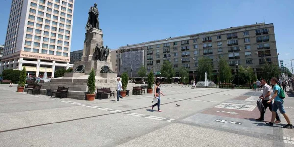 Arhitectură contrastantă în Piaţa Unirii din Iaşi