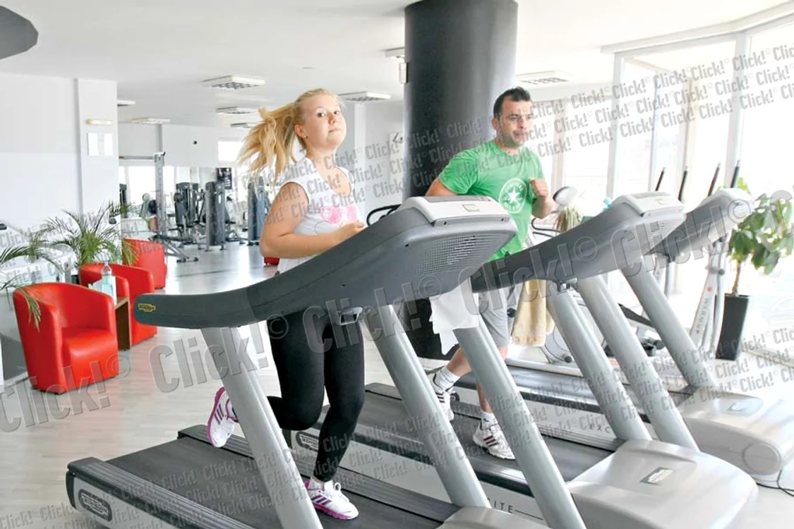 
    Simona şi Marian nu se dau jos de  pe bandă până nu  “omoară” 500 de calorii (Fotografii: Dorin Constanda)  