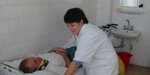 Pe lângă curăţenie, Alexandrina Rădulescu se ocupă şi de pacienţi