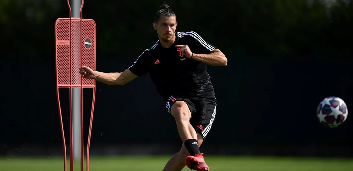 Radu Drăgușin a fost cumpărat de Genoa de la Juventus. Foto Facebook 