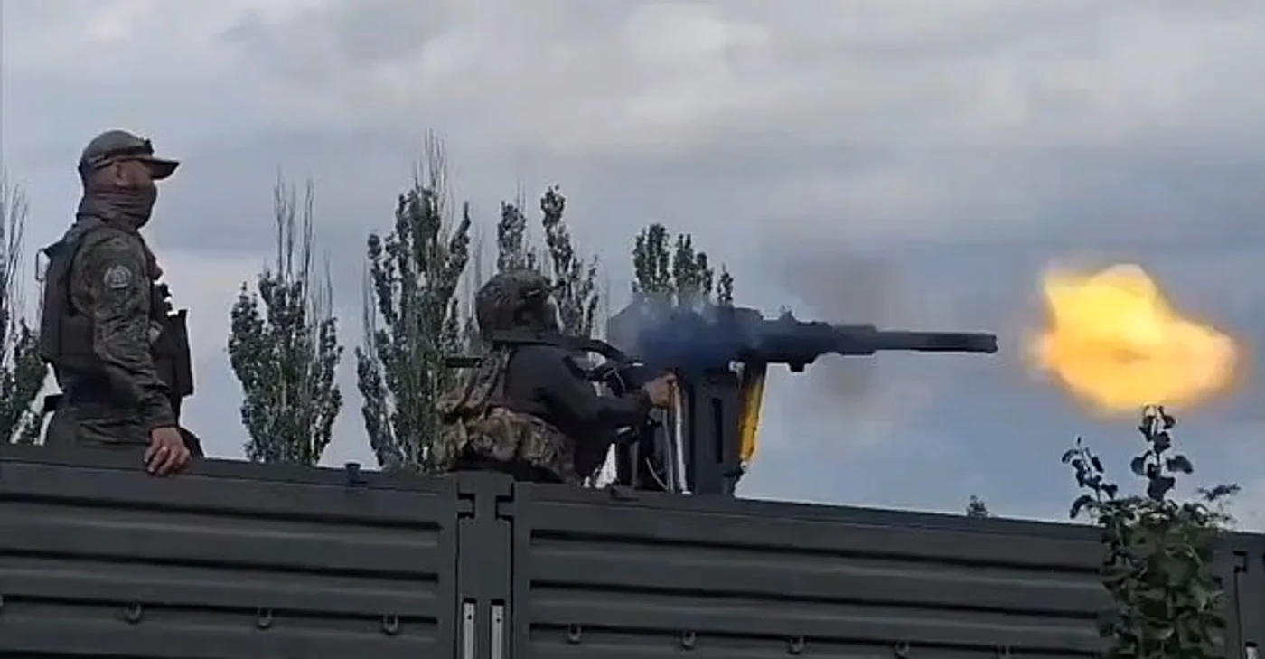 Un soldat rus scapa mitraliera de sub control/FOTO:X