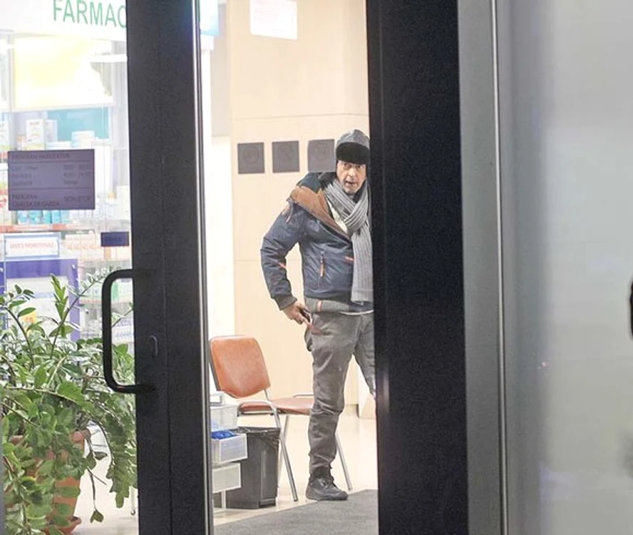 Foarte slab şi tras  la faţă, chircit de tratamente, Alexandru este de nerecunoscut 