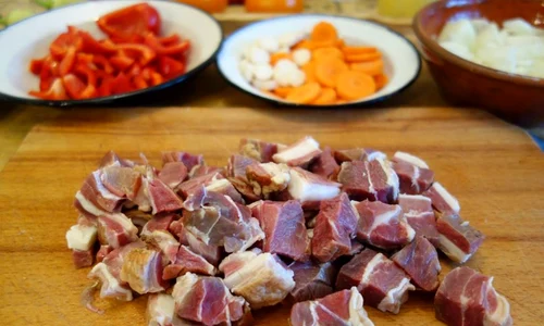 tocanita de cartofi cu pastrama de oaie