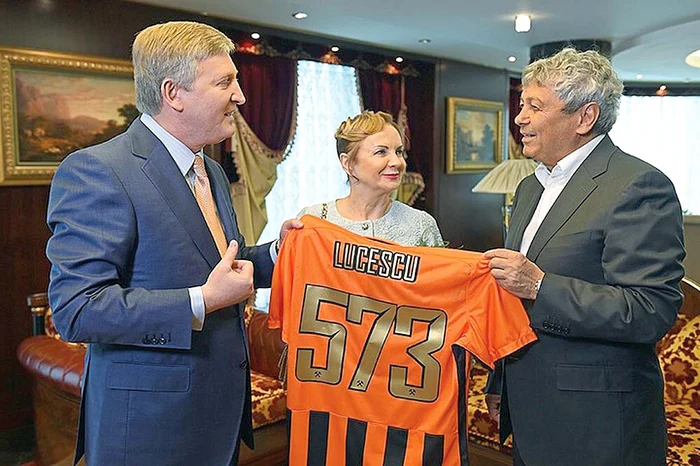 Patronul Şahtiorului, Rinat Ahmetov, i-a făcut cadou lui Lucescu un tricou special