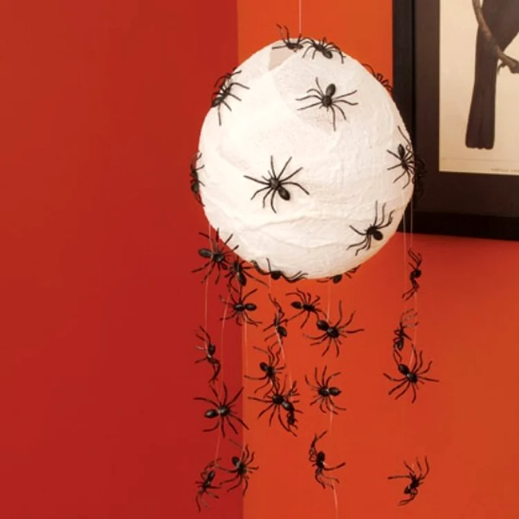 Decorațiuni pentru o petrecere de Halloween: Oricine se va speria de acești păianjeni „zburători”