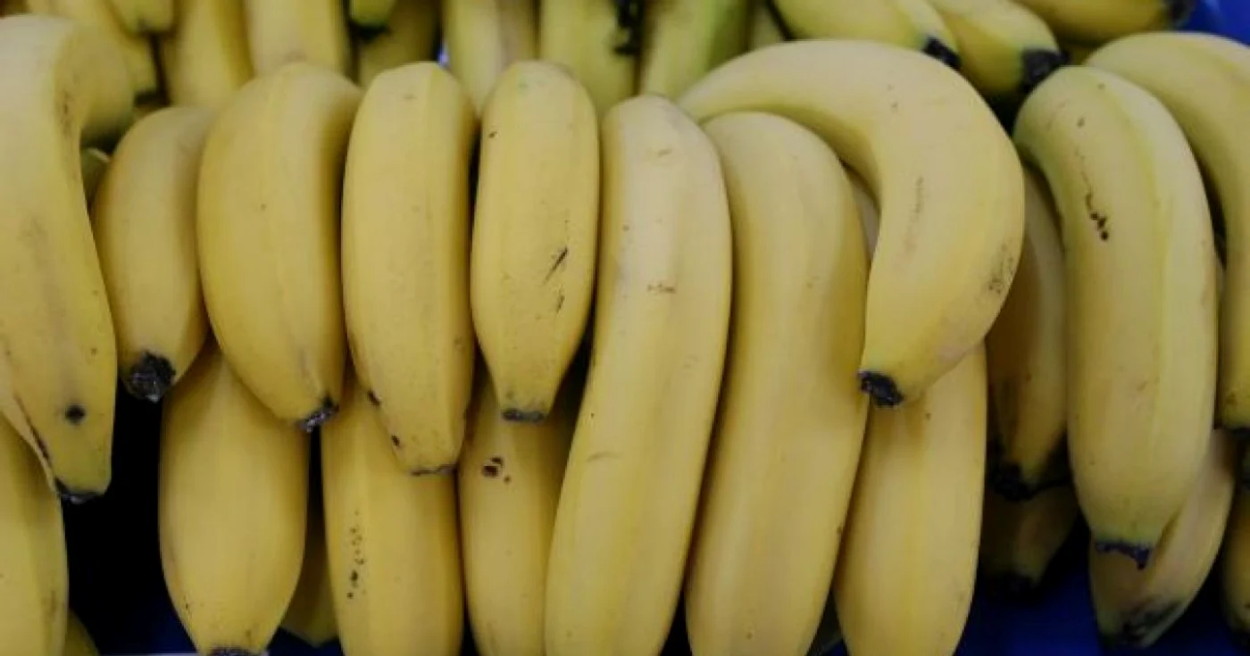Printre bunurile furate de femeie erau și 5 banane. Foto Adevărul