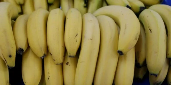 Printre bunurile furate de femeie erau și 5 banane. Foto Adevărul