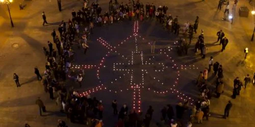 Pietrenii au aprins lumânări în centrul oraşului în semn de solidaritate cu nevoiaşii