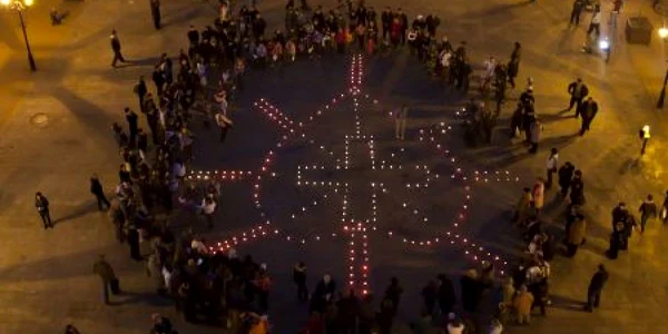 Pietrenii au aprins lumânări în centrul oraşului în semn de solidaritate cu nevoiaşii