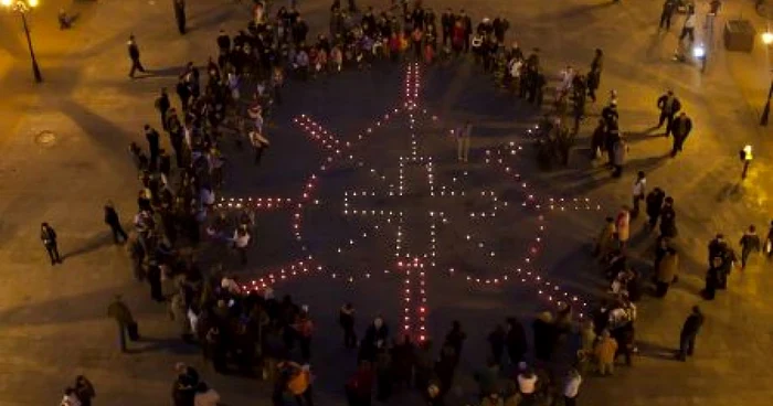 Pietrenii au aprins lumânări în centrul oraşului în semn de solidaritate cu nevoiaşii