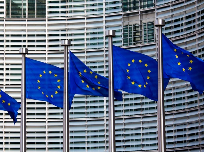 steaguri ale uniunii europene fluturând în dreptul clădirii comisiei