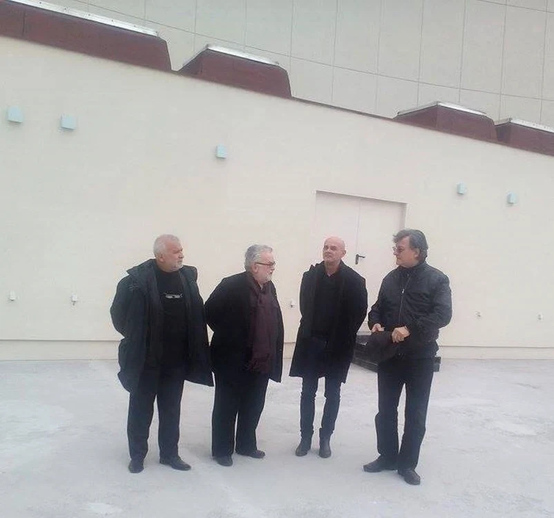Teatrologul George Banu (centru, mijloc) şi Ion Caramitru (dreapta), alături de ceilalţi organizatori ai Fetivalului NETA