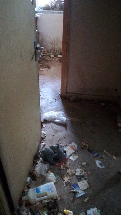 Dormitorul plin de gunoi