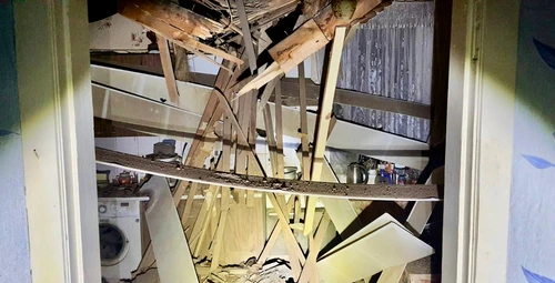 Apartament devastat în urma unui atac cu rachete la Nikopol FOTO Twtter @Mickenvald