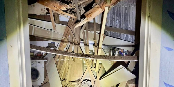 Apartament distrus in urma unui atac cu rachete la Nikopol FOTO Twtter @Mickenvald jpg