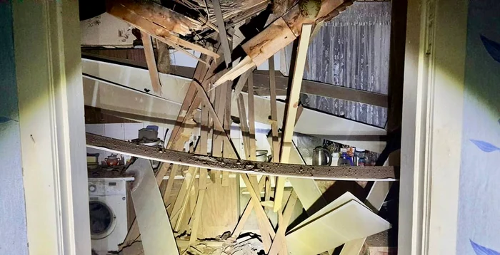 Apartament devastat în urma unui atac cu rachete la Nikopol FOTO Twtter @Mickenvald