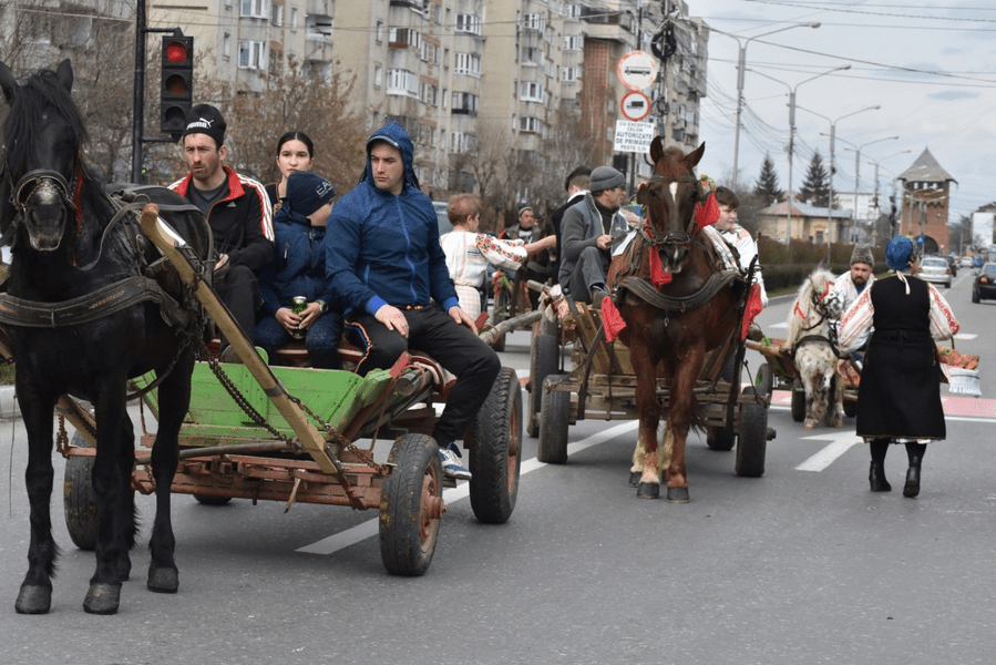 Locul din România care serbează Paștele Cailor. Obicei păstrat în vechea Cetate de Scaun a Țării Românești