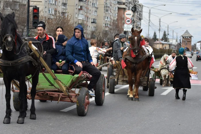 Bulgarii se plimbă cu caii prin oraș. FOTO C. S.