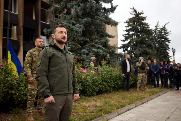 Volodimir Zelenski asistând la arborarea drapelului ucrainean în Izium FOTO EPA-EFE