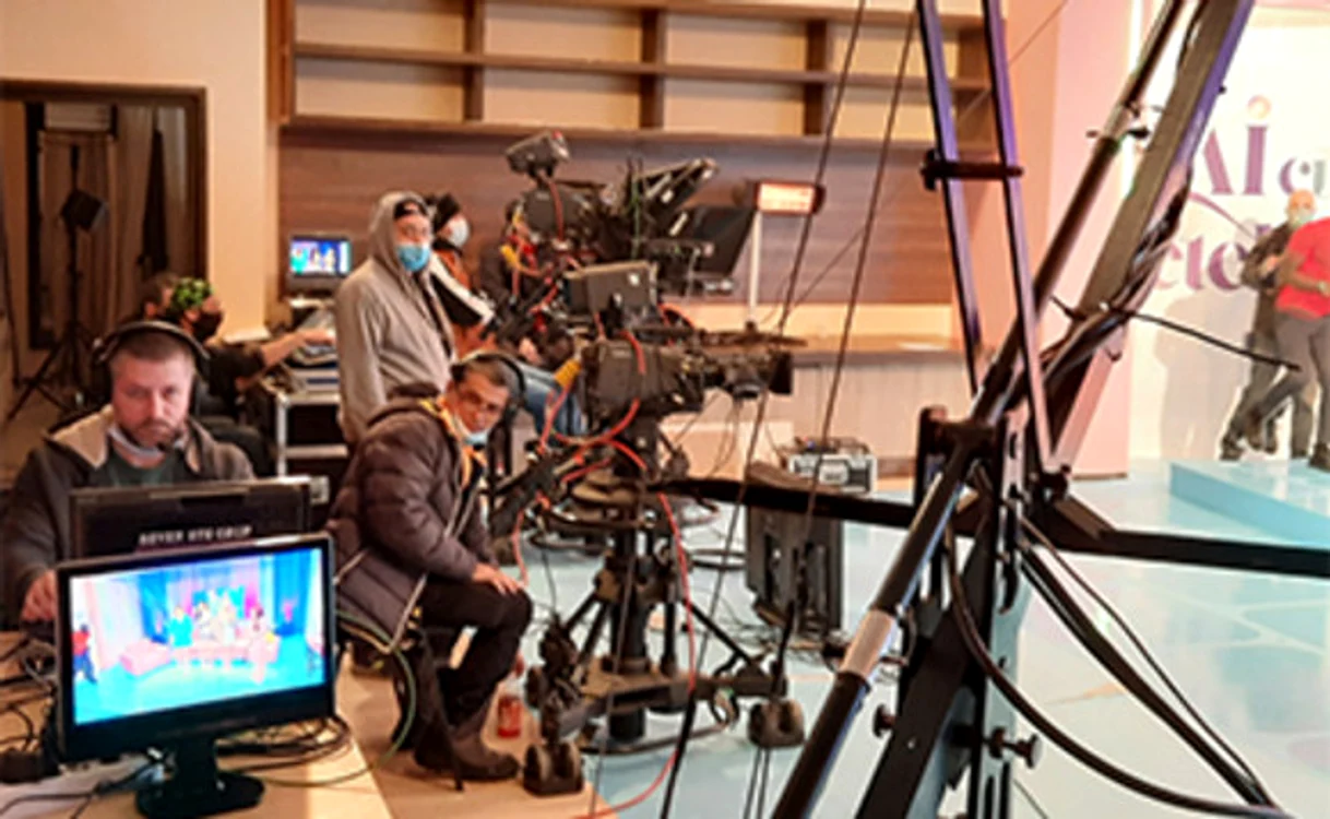 
    Echipa din culise a purtat măști  