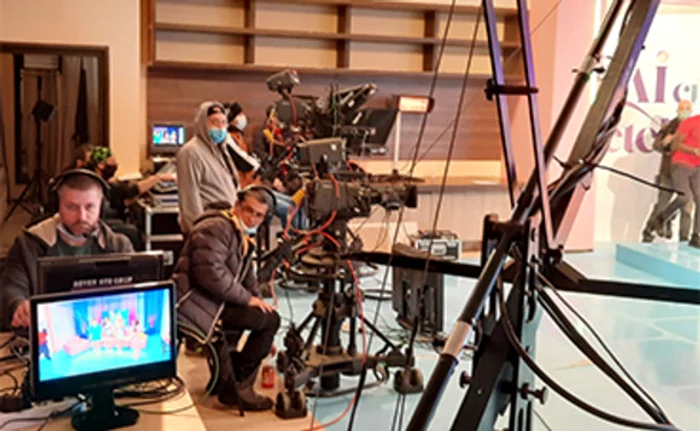 
    Echipa din culise a purtat măști  