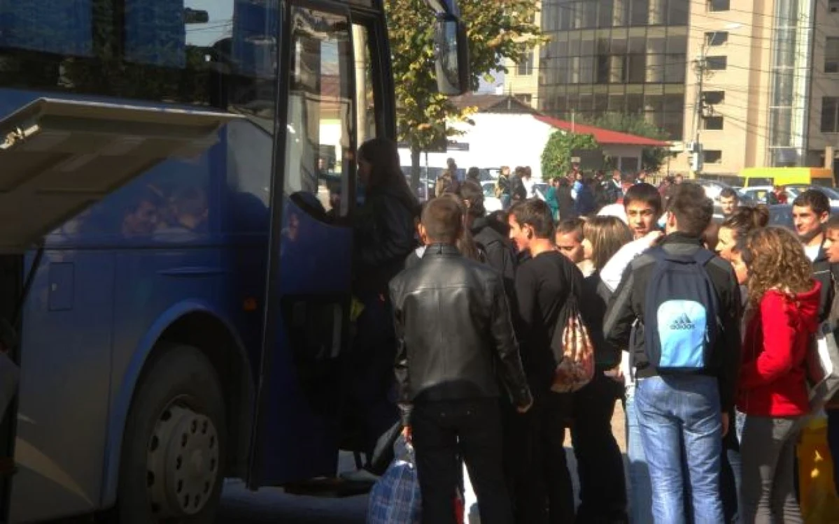 Unii elevi care fac naveta în alt oraș au nevoie de bani de transport Foto: Arhivă 
