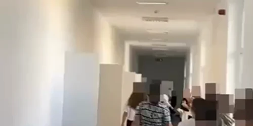 Bătaie între două eleve de 13 ani la o școală din Scornicești, Olt mp4 thumbnail png