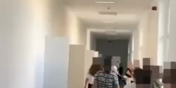 Bătaie între două eleve de 13 ani la o școală din Scornicești, Olt mp4 thumbnail png