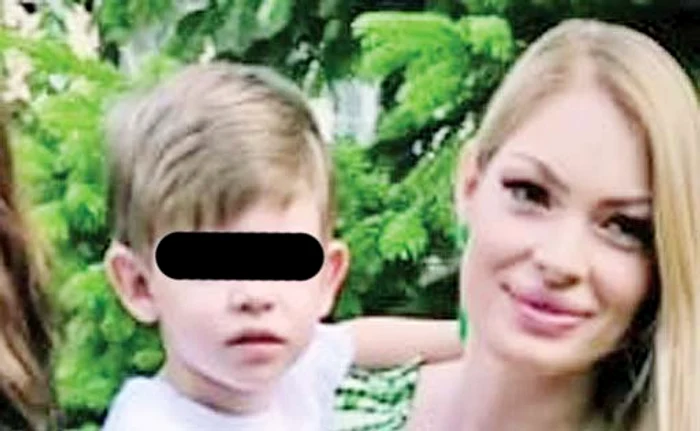 
    Valentina a venit  cu fiul ei la un  eveniment monden  