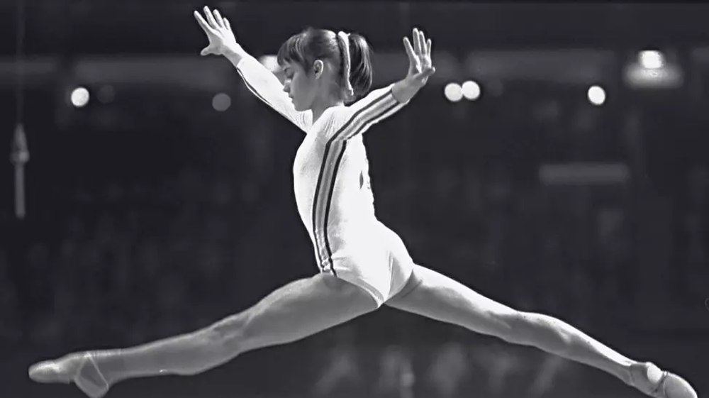 Nadia Comăneci executând o săritură la Campionatele Europene gimnastică din 1975, marcând o performanță istorică în gimnastica europeană. | sursa foto: Click
