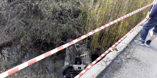 Un autoturism a căzut în râul Olăneşti în Băile Olăneşti - Vâlcea - pe plafon Foto Adevărul - DMS