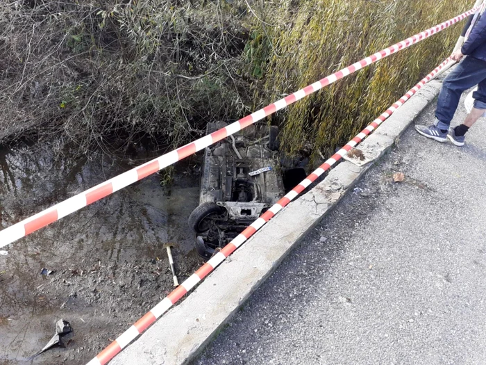 Un şofer a supravieţuit miraculos după ce maşina în care se afla a căzut în râul Olăneşti de la 3 metri înălţime, pe plafon, Foto Adevărul / DMS