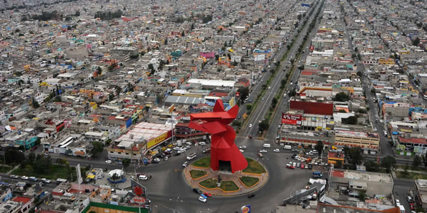 Pe una dintre străzile din Nezahualcóyotl, un oraș cu un milion de locuitori, a fost găsită criminala cărând corpul bărbatului strangulat Foto: mexicanroutes.com