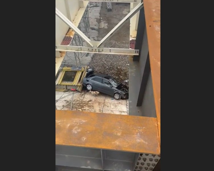 Accident grav pe A7. Un șofer a căzut cu mașina 10 m în gol, de pe un pod aflat în construcție