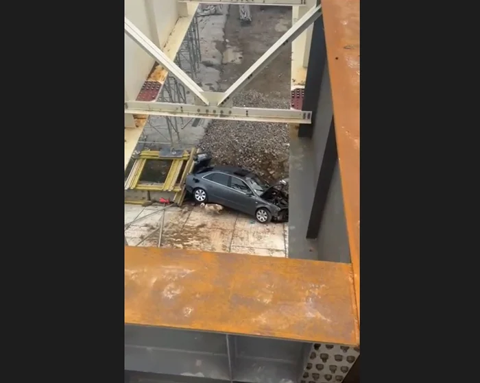 Mașina a căzut de la mai mult de 10 metri înălțime. FOTO: captură video Ediție de Vrancea