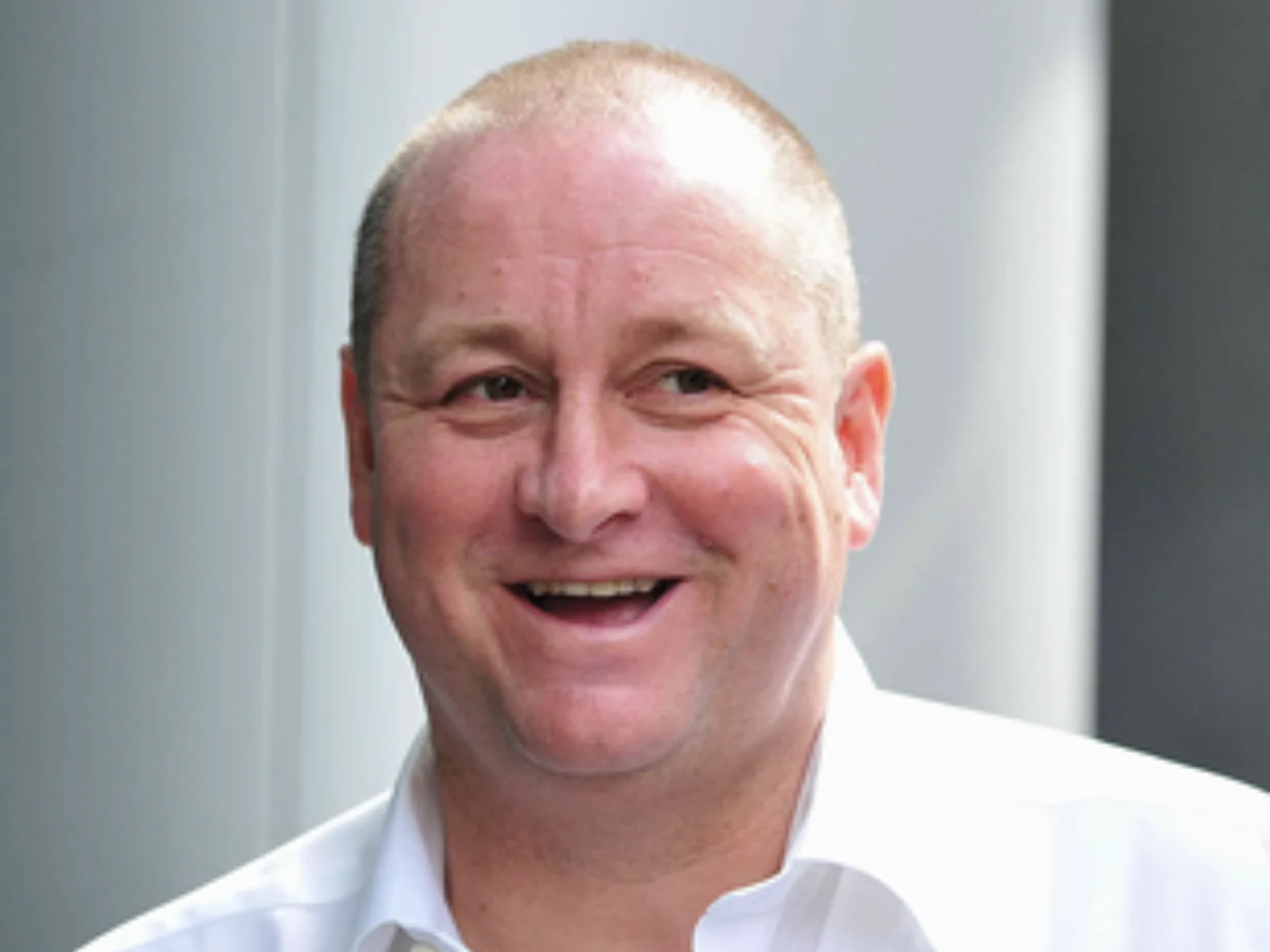 Cine este Mike Ashley, miliardarul britanic care preia două mari magazine de articole sportive din România