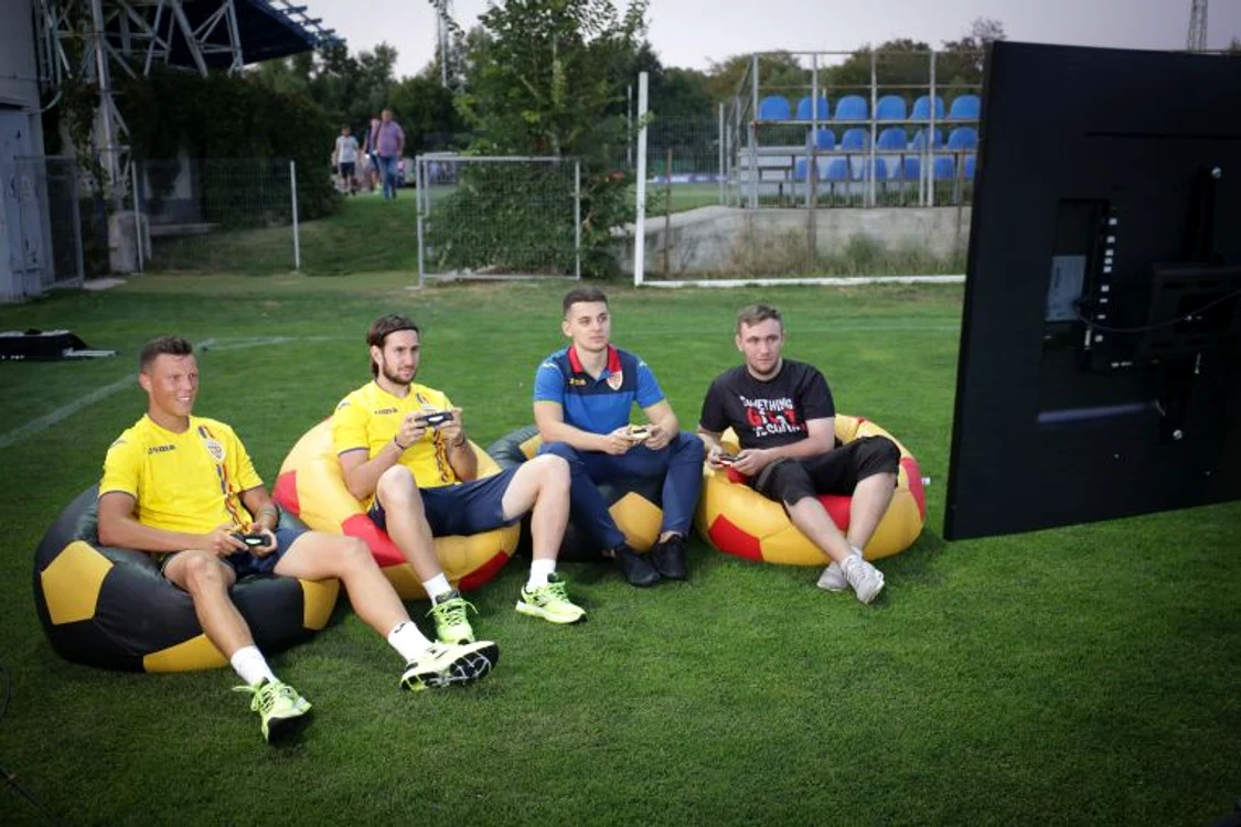 
    Adrian Rus si Adrian Păun, în timpul meciului pe Playstation  