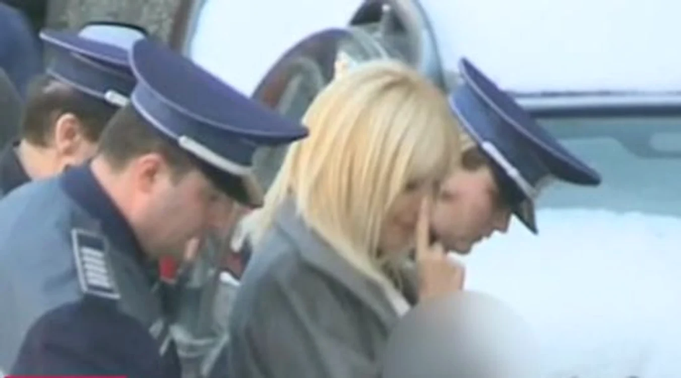 
    Elena Udrea a repetat gestul de a duce mâna la nas făcut şi luni seară în ParlamentFoto Captură Digi24  