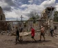 Razboi Ucraina Rusia 17 18 mai 2022 voluntari curatenie Horenka Kiev FOTO EPA-EFE