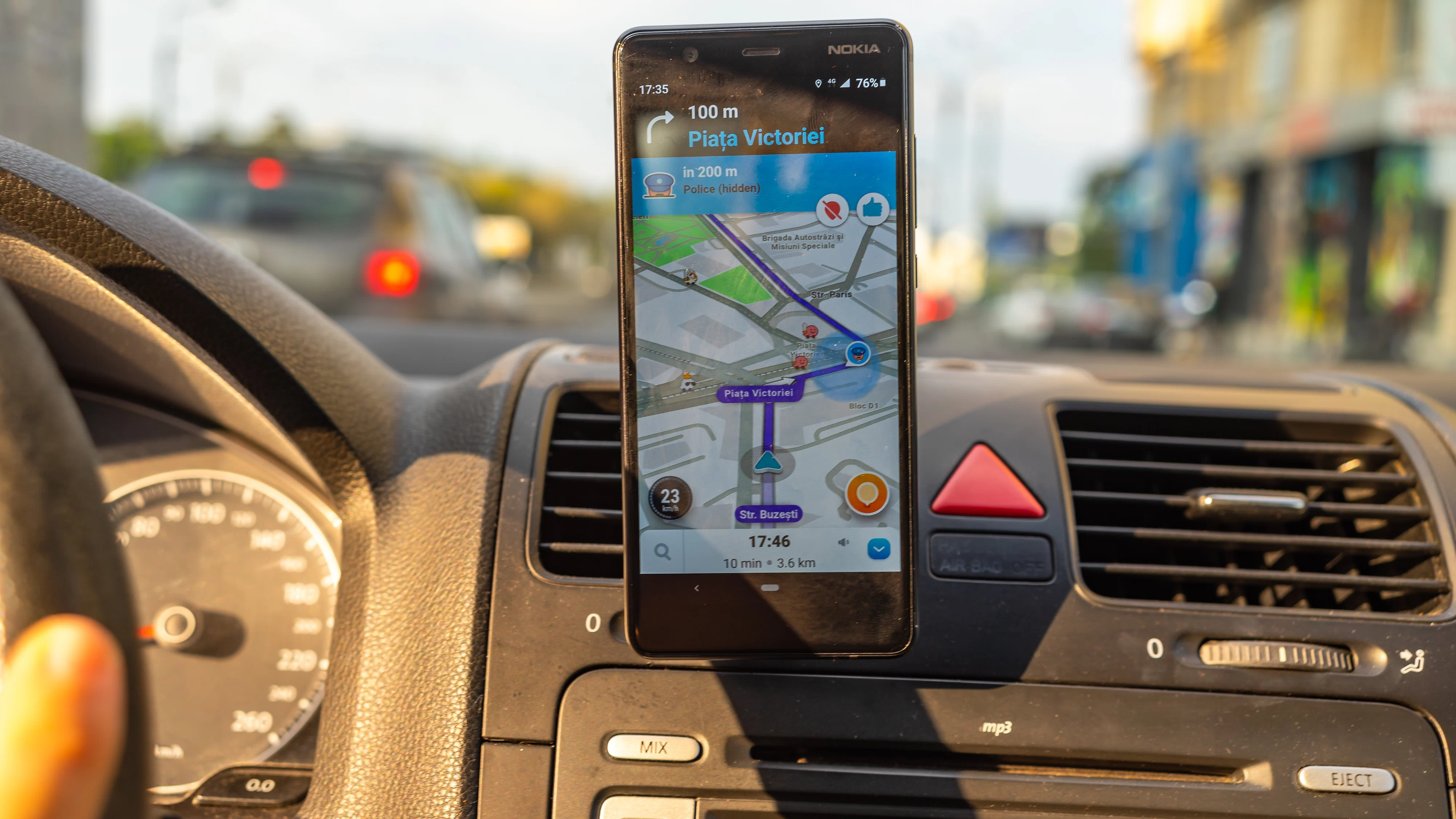 Waze extinde funcția de afișaree a semafoarelor. De ce noua opțiune nu apare pentru toți șoferii