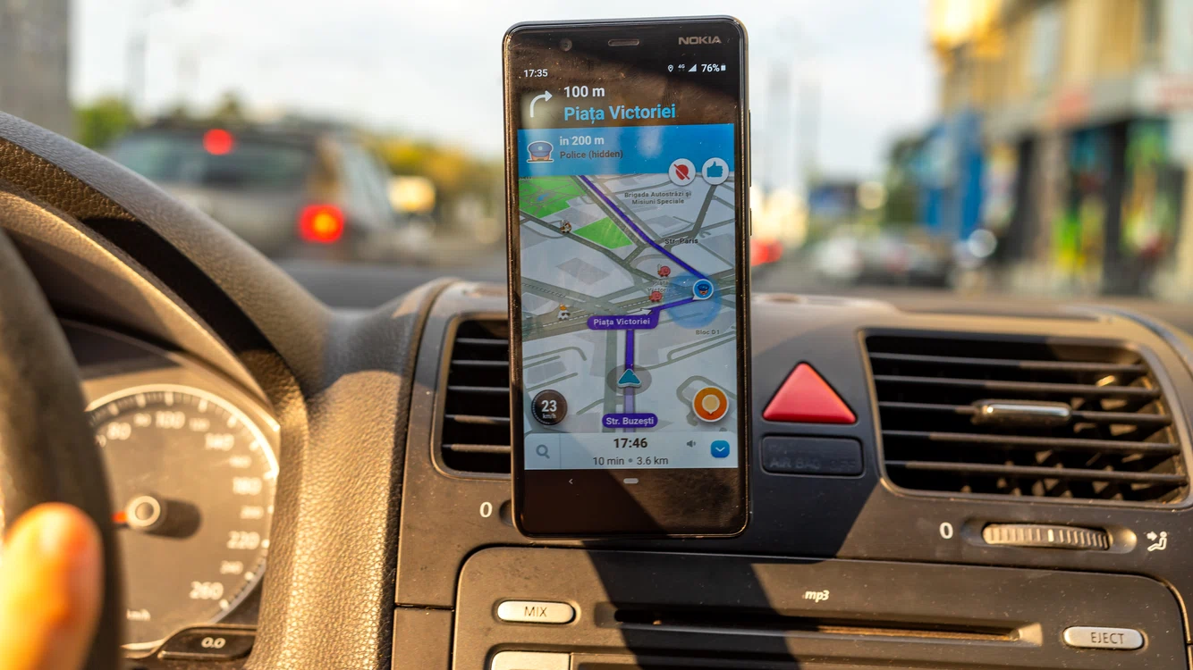 Mulți șoferi folosesc aplicații precum Waze